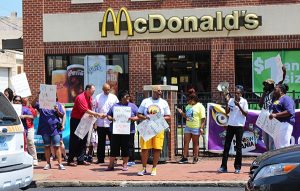 New York is expected to raise the minimum wage for fast-food restaurant workers 