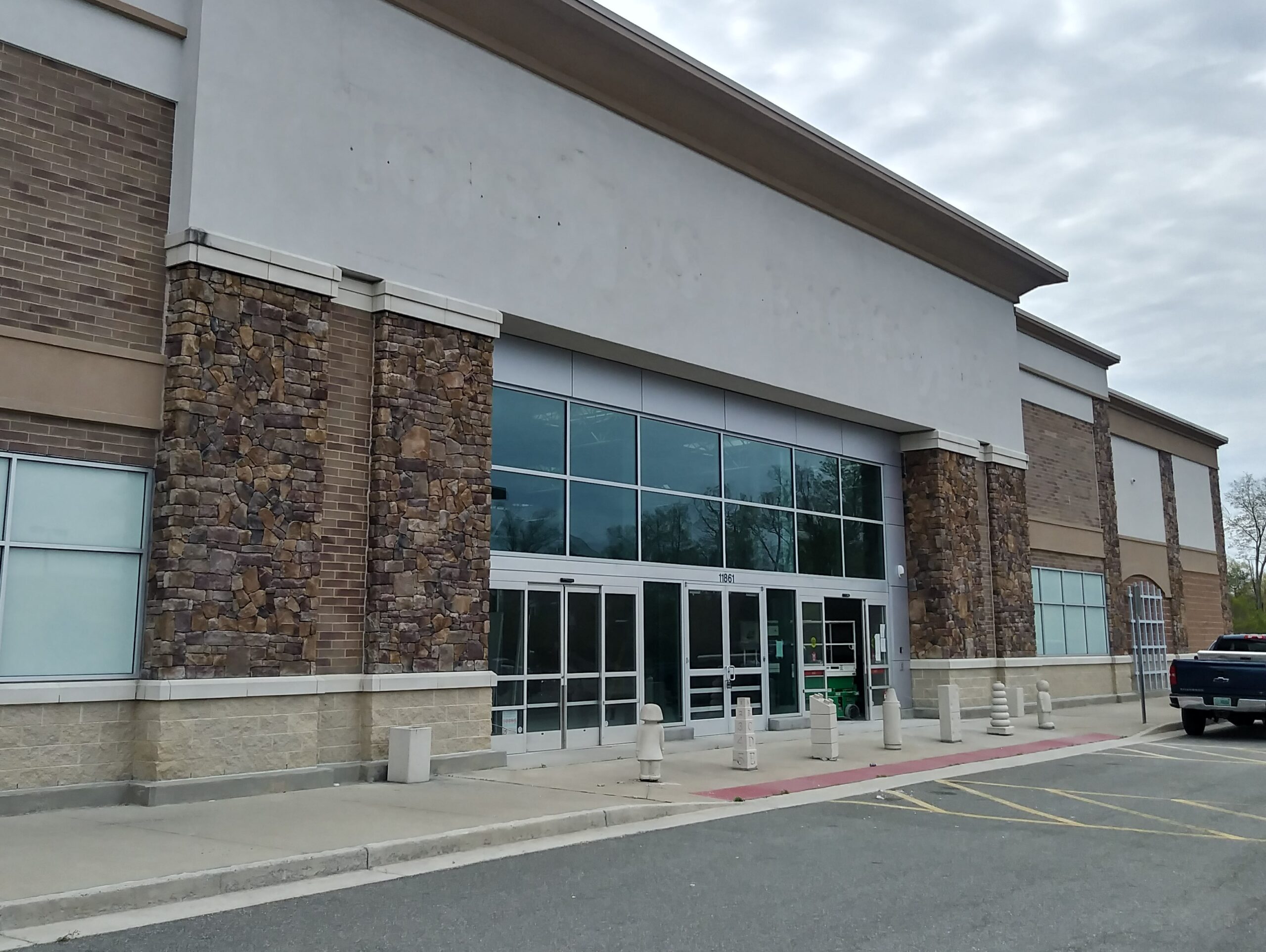 Sporting goods store leases former Toys ‘R’ Us space in Short Pump